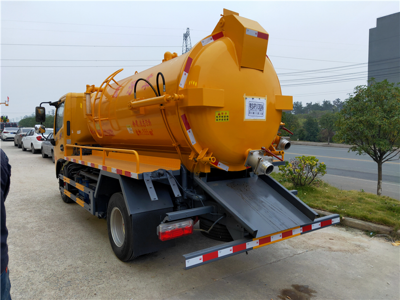 東風(fēng)牌5方吸污車