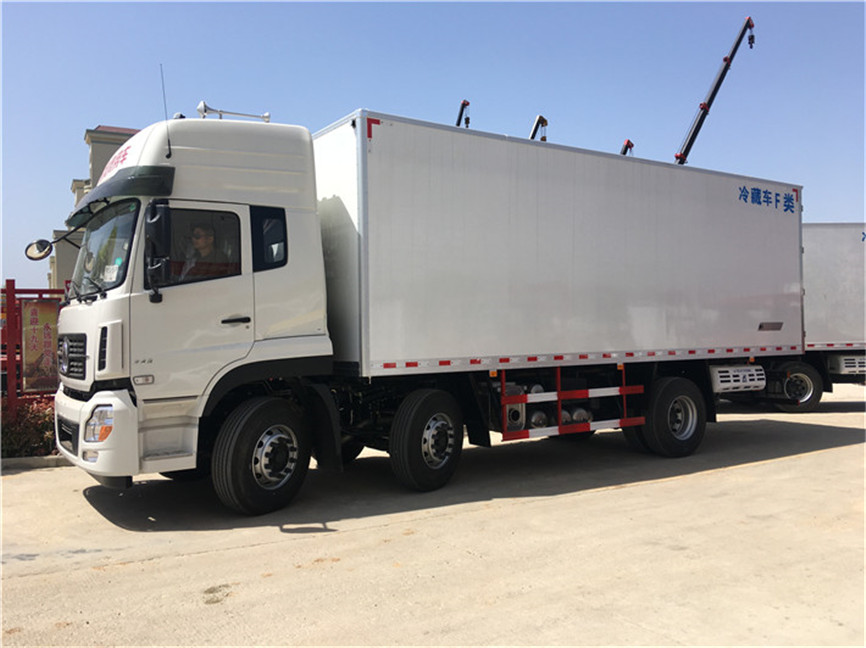 東風(fēng)天龍小三軸 6.8米冷藏車(chē)