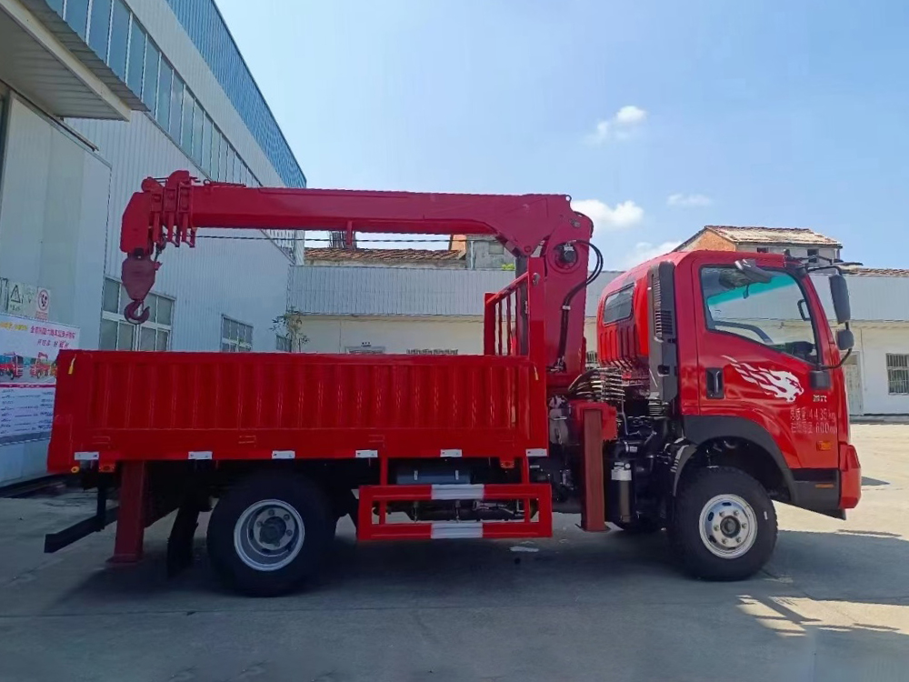 國(guó)六重汽藍(lán)牌長(zhǎng)威5噸四節(jié)直臂隨車吊