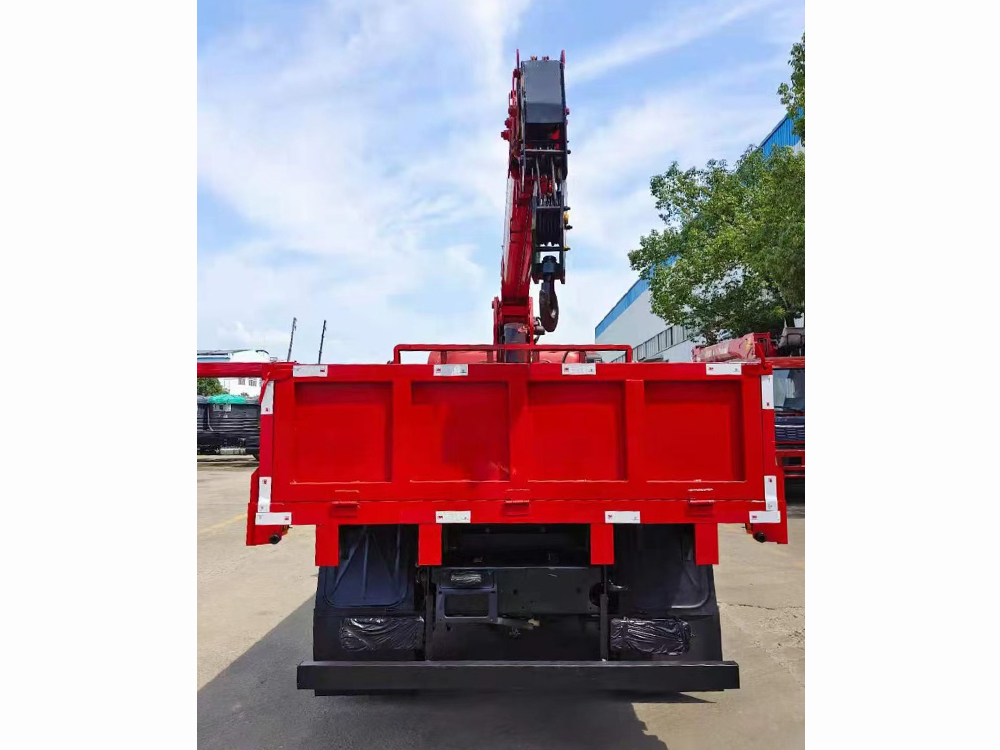 國(guó)六重汽藍(lán)牌長(zhǎng)威5噸四節(jié)直臂隨車吊